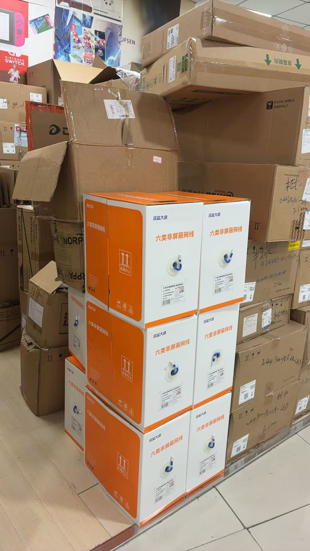 门店配件陈列区 - 展柜内摆放品牌内存条、固态硬盘、机械硬盘、电源、机箱等电脑配件，标签清晰标注规格与价格